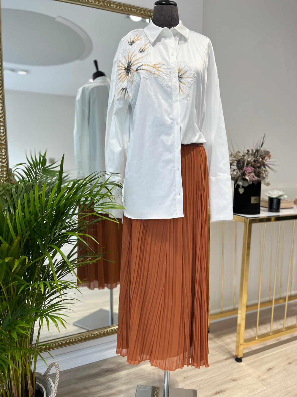 OMUZU ÇİÇEK İŞLEMELİ GÖMLEK