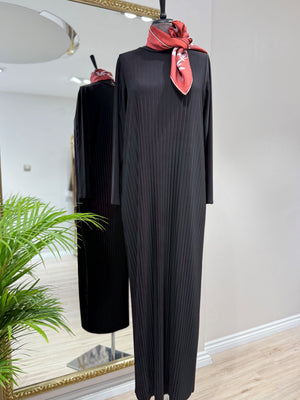 ÖNÜ VE ARKASI İNCE PLİSELİ ELBİSE