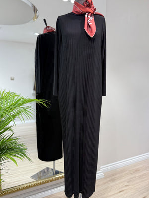 ÖNÜ VE ARKASI İNCE PLİSELİ ELBİSE