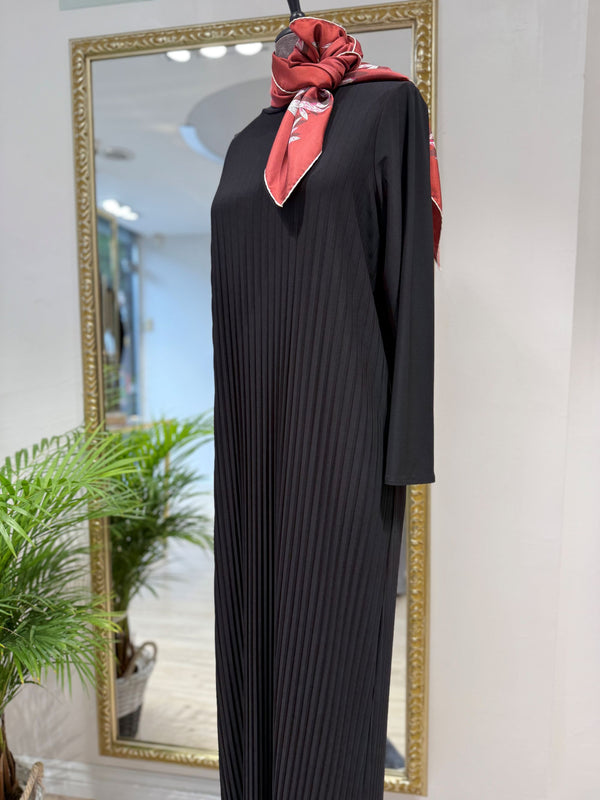 ÖNÜ VE ARKASI İNCE PLİSELİ ELBİSE