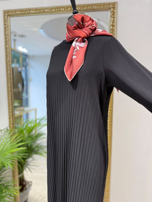 ÖNÜ VE ARKASI İNCE PLİSELİ ELBİSE