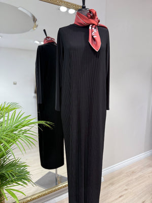 ÖNÜ VE ARKASI İNCE PLİSELİ ELBİSE