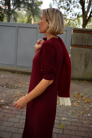 ÖNÜ VE ARKASI İNCE PLİSELİ ELBİSE