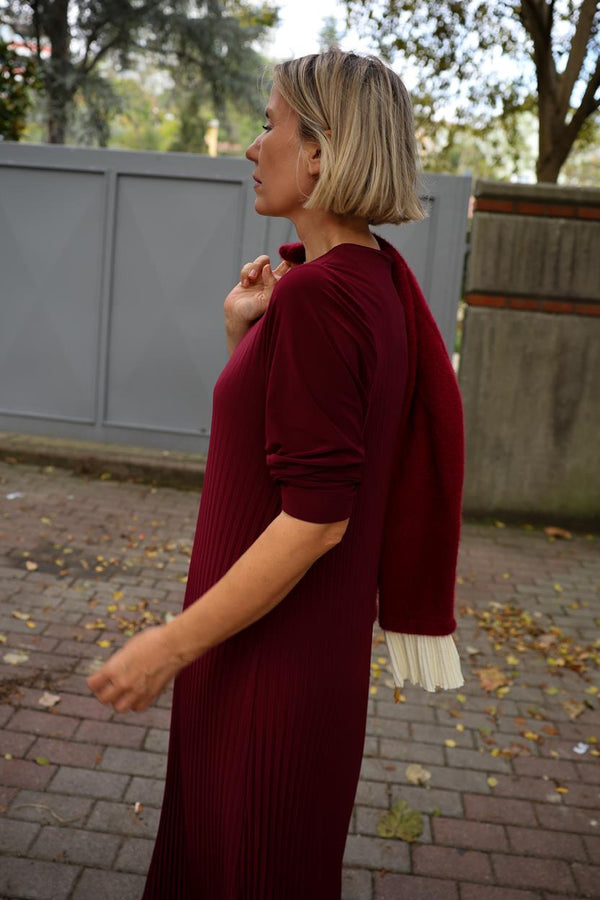 ÖNÜ VE ARKASI İNCE PLİSELİ ELBİSE