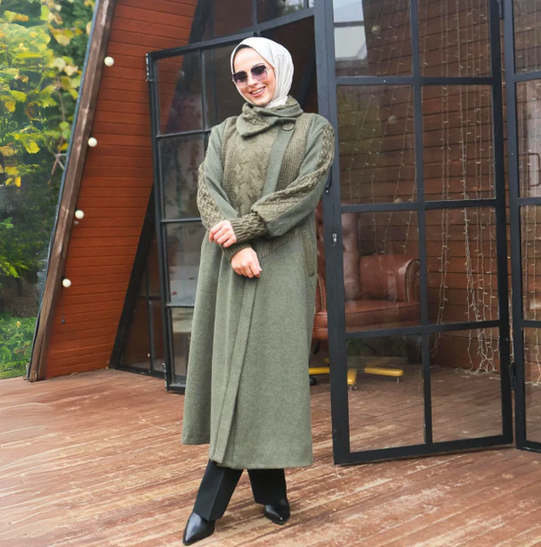 TRİKO DETAYLI YAKA DÜĞMELİ KAP