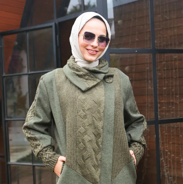 TRİKO DETAYLI YAKA DÜĞMELİ KAP